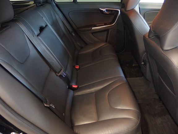 Volvo V60 3 of 5