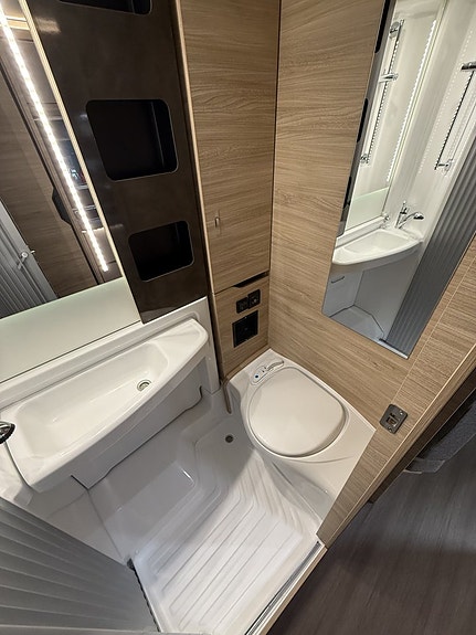 Knaus VAN TI PLUS PLATINUM SELECTION 650 MEG 10 of 17