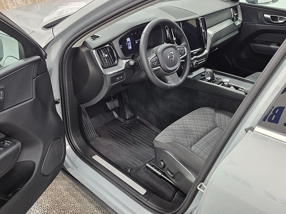 Volvo XC60 2 of 13