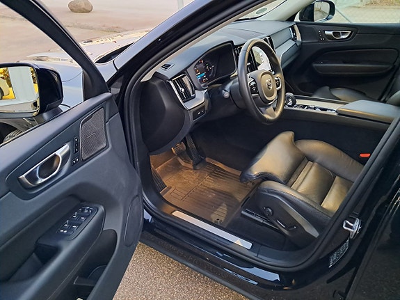 Volvo XC60 2 of 7