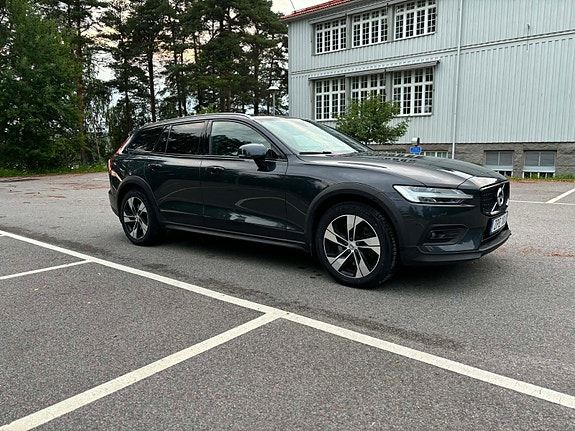 Volvo V60 Cross Country 2 of 6