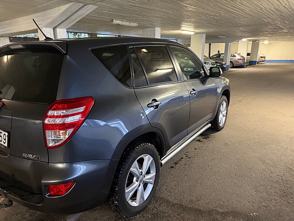 Toyota RAV4 4 of 5