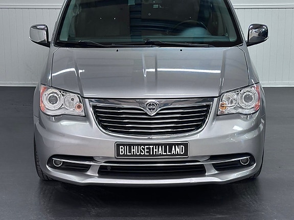 Lancia Voyager 4 of 5