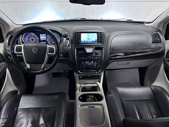 Lancia Voyager 10 of 27