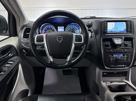 Lancia Voyager 18 of 27