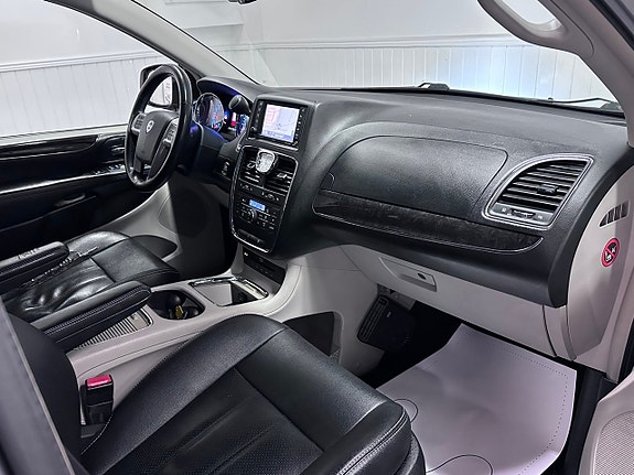 Lancia Voyager 14 of 27