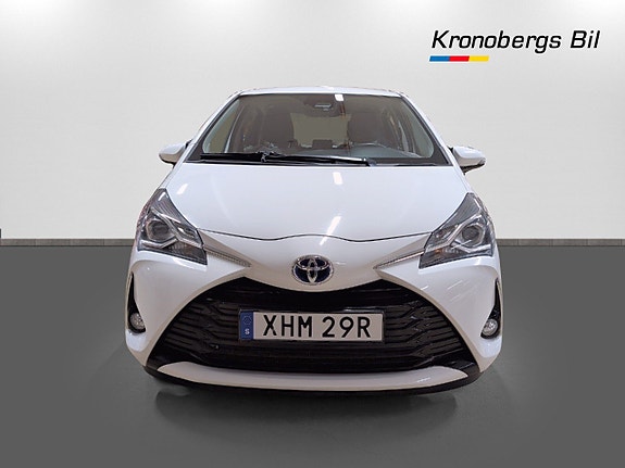 Toyota Yaris 2 of 18