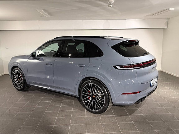 Porsche Cayenne S 2 of 5