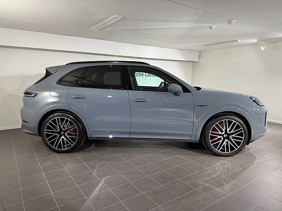 Porsche Cayenne S 3 of 5