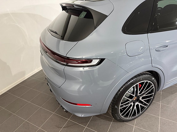 Porsche Cayenne S 7 of 16