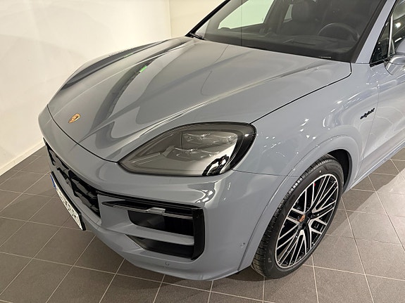 Porsche Cayenne S 8 of 16