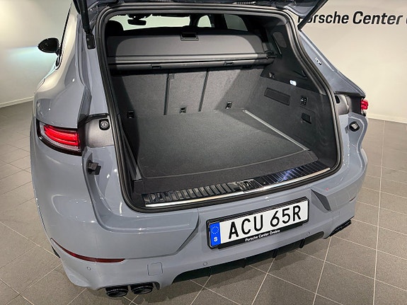 Porsche Cayenne S 9 of 16
