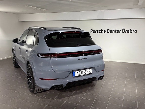 Porsche Cayenne S 6 of 16