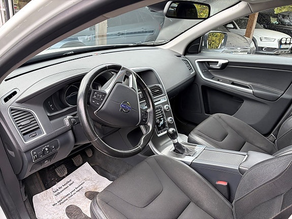 Volvo XC60 11 of 17