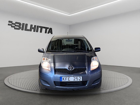 Toyota Yaris 2 of 14