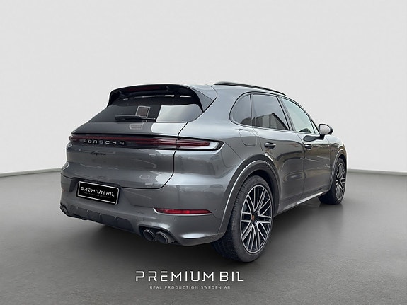 Porsche Cayenne 3 of 5