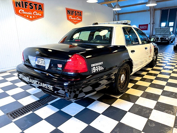 Ford Crown Victoria 10 of 18