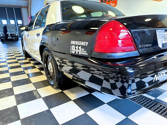Ford Crown Victoria 16 of 18