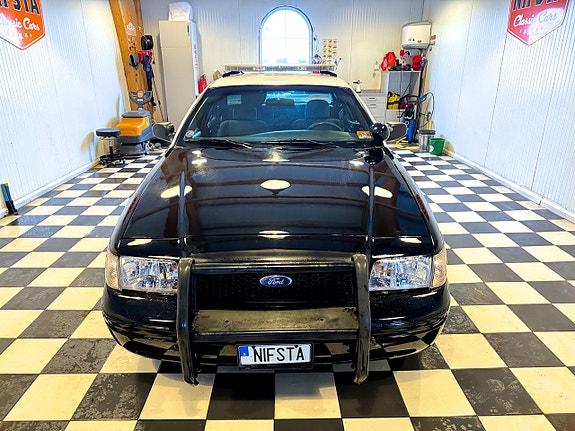 Ford Crown Victoria 4 of 5