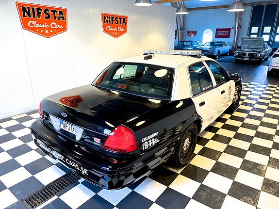 Ford Crown Victoria 9 of 18
