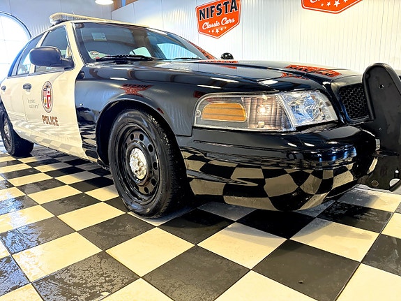 Ford Crown Victoria 8 of 18