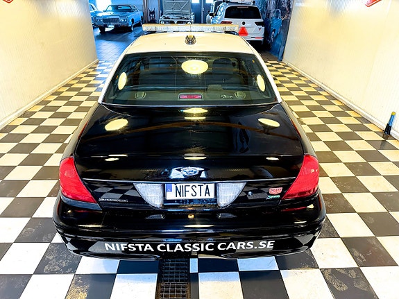 Ford Crown Victoria 13 of 18