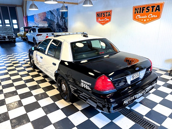 Ford Crown Victoria 14 of 18