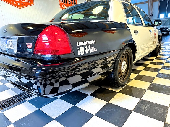 Ford Crown Victoria 11 of 18