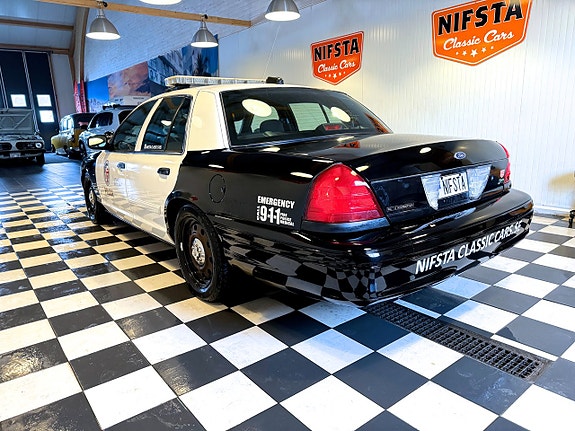 Ford Crown Victoria 15 of 18