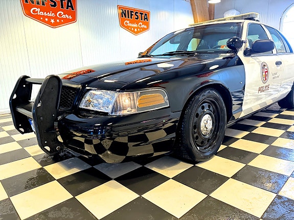 Ford Crown Victoria 3 of 5
