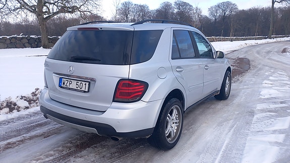 Mercedes-Benz ML350 2 of 5