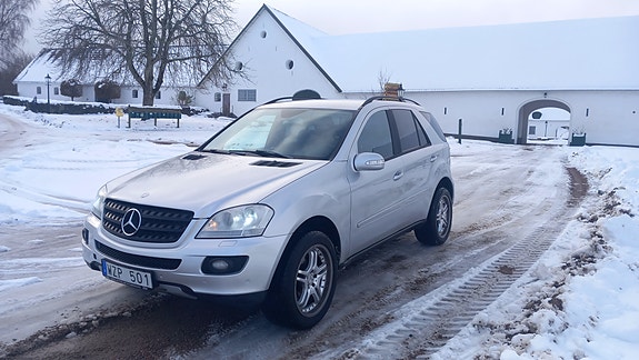 Mercedes-Benz ML350 3 of 5