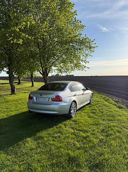 BMW 325i 4 of 5