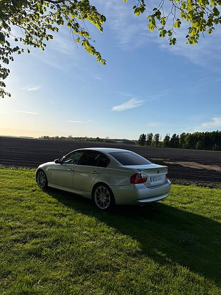 BMW 325i 3 of 5