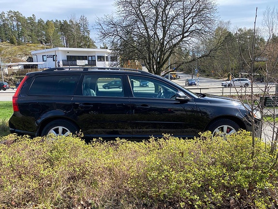 Volvo V70 2 of 7