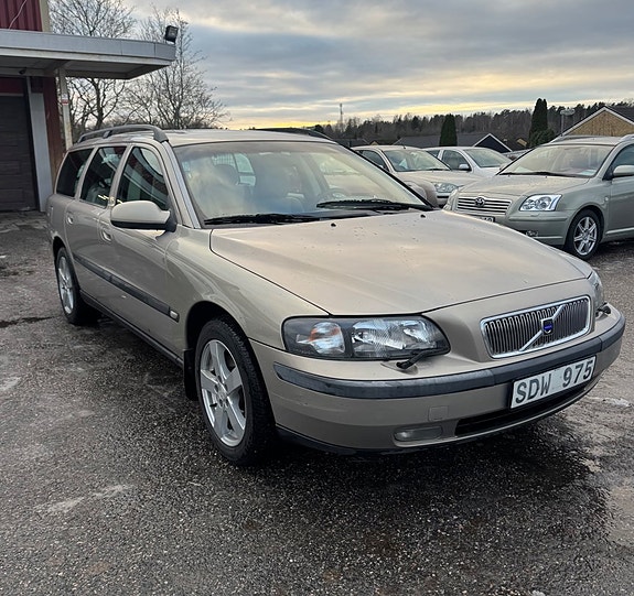 Volvo V70 2 of 11