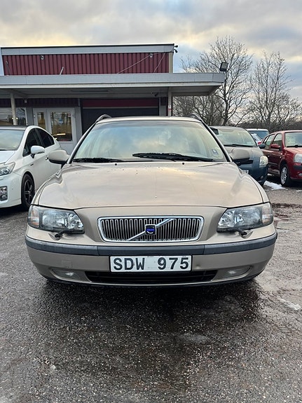 Volvo V70 3 of 11
