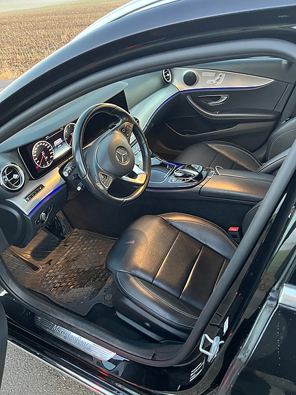 Mercedes-Benz E220 2 of 5