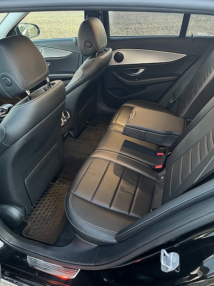 Mercedes-Benz E220 3 of 5