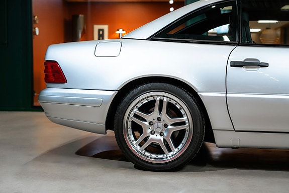 Mercedes-Benz SL320 8 of 26