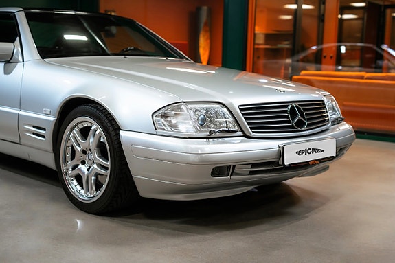 Mercedes-Benz SL320 3 of 5