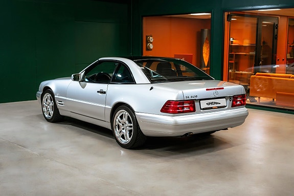 Mercedes-Benz SL320 4 of 5