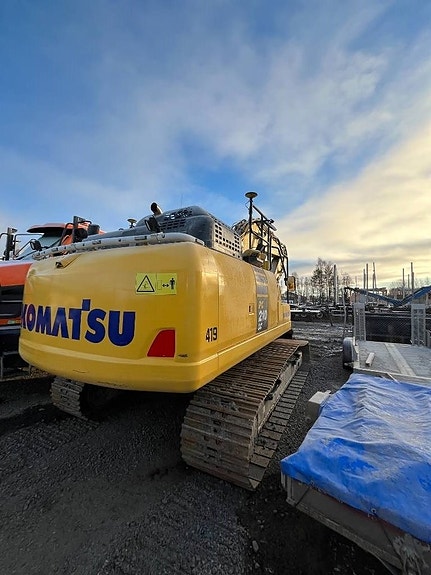Komatsu PC 210 LC-11 2 of 5