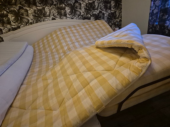 Hästens sköna 210 x 210 breda säng