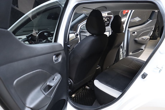 Nissan Micra 10 of 21