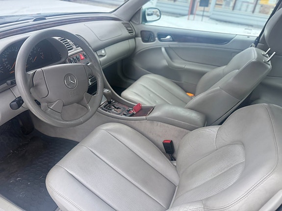 Mercedes-Benz CLK320 11 of 12