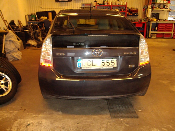 Toyota Prius 2 of 5