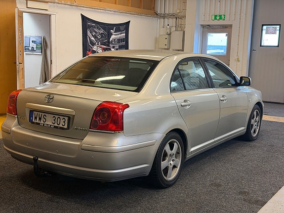 Toyota Avensis 4 of 5