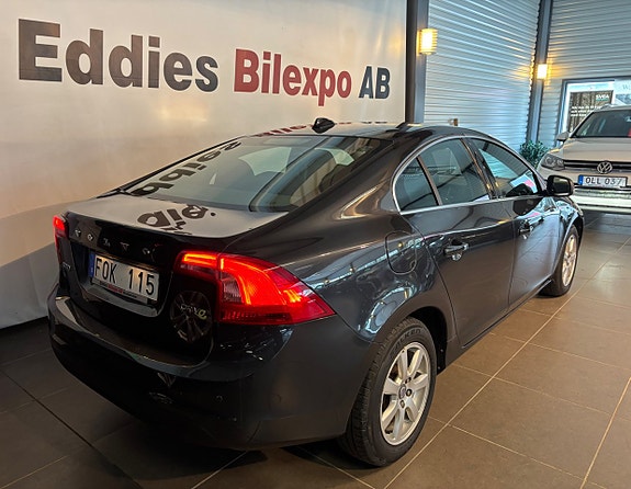 Volvo S60 4 of 5