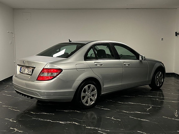 Mercedes-Benz C180 4 of 5